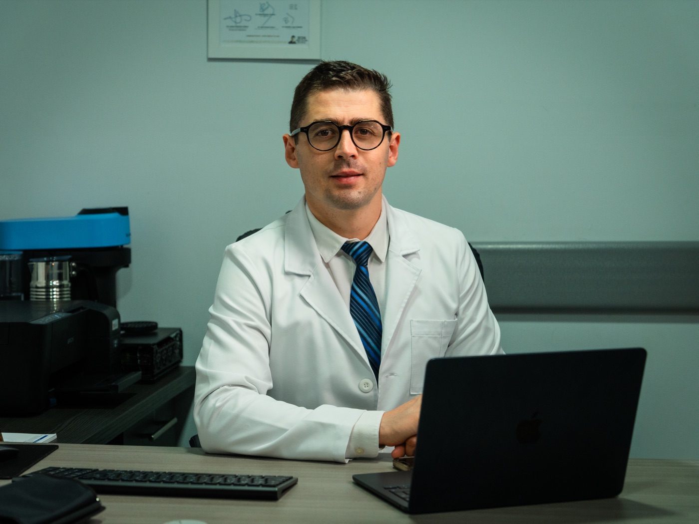 Dr. Leonardo González en su consultorio en CDMX